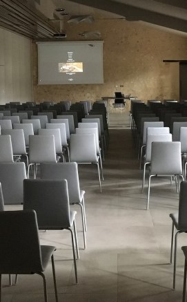 seminaire-bordeaux-au-chateau-de-seguin-portrait chairs facing a screen